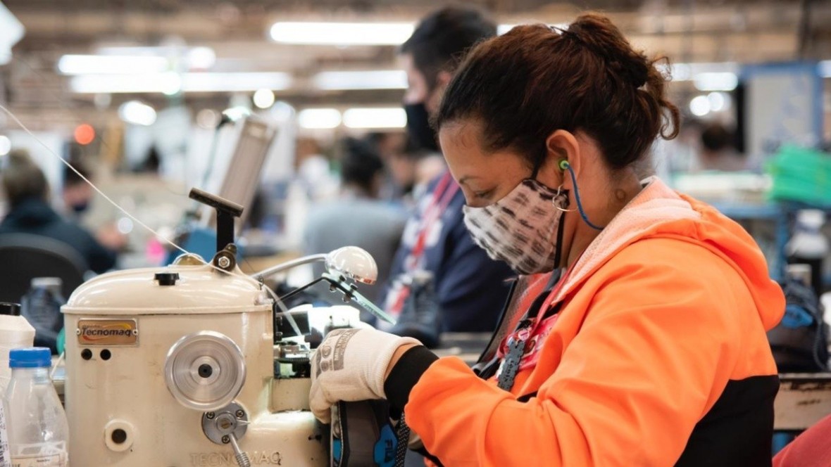 Despidos En Una Fábrica De Zapatillas Nike Que No Puede Importar Por Falta De Dólares